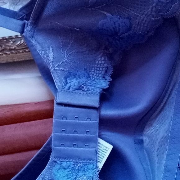 •Wirefree Two-Way Convertible Calvin Klein Bralet - Picture 7 of 13